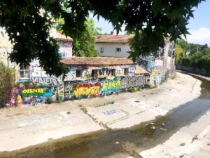 Secret insolite hidden gems things to do in Montpellier: Font Putanelle street art graffiti