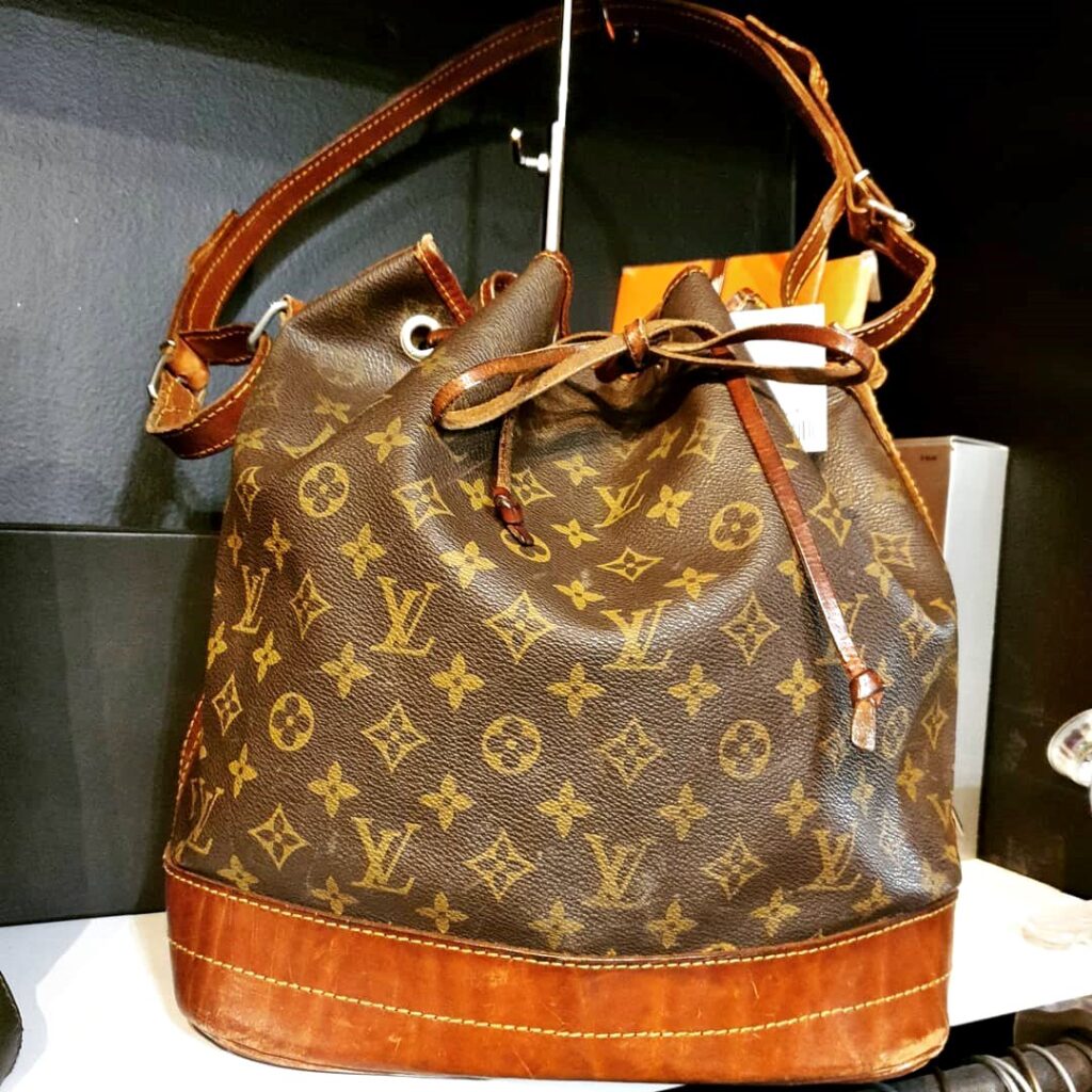 Alternative vintage lux and luxury second-hand store shopping in Montpellier South of France vintage louis vuitton noe bag